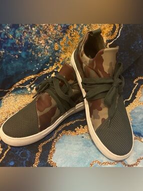 Steve Madden Lancer Sneakers Women’s Size 8 Camo Slip On Lace Up Fashion Shoes